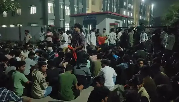 முன்னாள் அமைச்சருக்கு சொந்தமான கல்லூரியில் மாணவிகளின் விடுதி குளியலறையில் கேமரா வைத்து 300 ஆபாச வீடியோ பதிவு: சமையல் ஊழியர்கள் 5 பேர் கைது