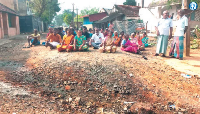 திருவள்ளூர் அருகே சாலையை சீரமைக்க கோரி கிராம மக்கள் மறியல்