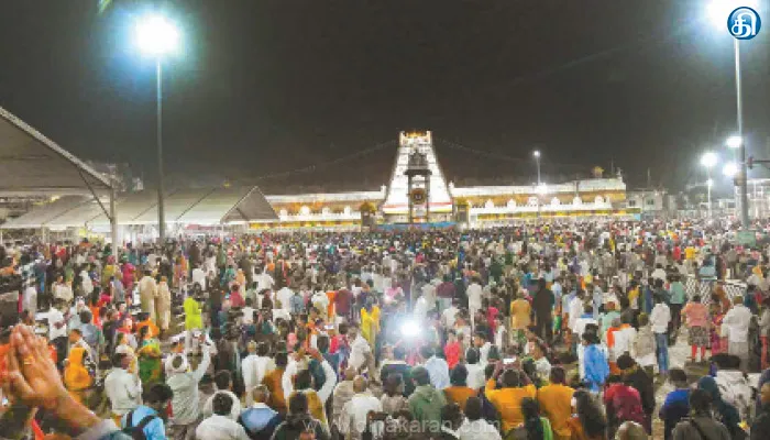 திருப்பதி ஏழுமலையான் கோயில் முன் லட்டு பிரசாதம் பகிர்ந்து புத்தாண்டை வரவேற்ற பக்தர்கள்