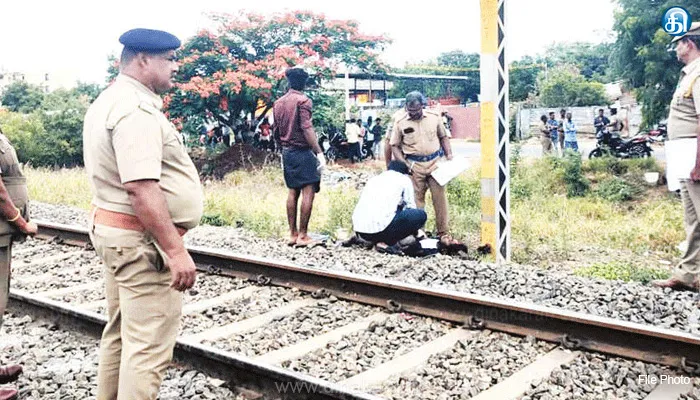 உறவினர் இறப்புக்கு மாலை வாங்க சென்றபோது ரயில் மோதியதில் வாலிபர் பலி