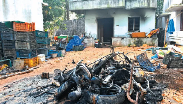 கடலூர் முதுநகரில் நள்ளிரவில் தவாக நிர்வாகி படுகொலை: பைக்குகள் தீ வைத்து எரிப்பு