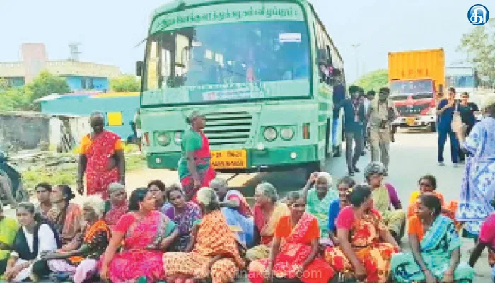 நகராட்சியுடன் ஊராட்சியை இணைக்க எதிர்ப்பு அரசு பேருந்தை சிறைபிடித்து பெண்கள் சாலை மறியல்: போலீசார் சமரசம்