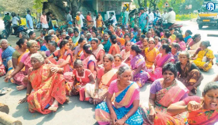 பேரூராட்சியுடன் ஊராட்சி இணைப்புக்கு எதிர்ப்பு: பெண்கள் சாலை மறியல், போக்குவரத்து பாதிப்பு