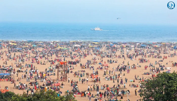 காணும் பொங்கல் பண்டிகை கொண்டாட்டம்; சென்னை மெரினா, எலியட்ஸ் கடற்கரைகளில் குவிந்த மக்கள்: மாயமான 19 குழந்தைகள் கைப் பட்டைகள் உதவியால் உடனுக்குடன் மீட்பு