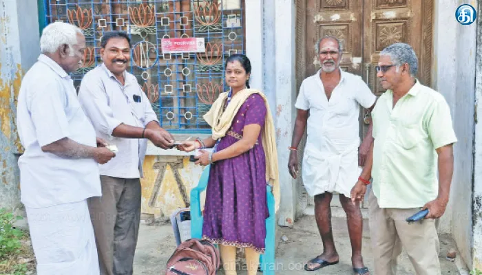 திருப்போரூரில் வீடு வீடாக சென்று பொங்கல் தொகுப்பு டோக்கன் வழங்கும் பணி தீவிரம்