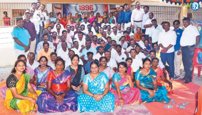 ‘96’ திரைப்பட பாணியில் கவரப்பேட்டை அரசுப்பள்ளியில் முன்னாள் மாணவர்கள் சந்திப்பு