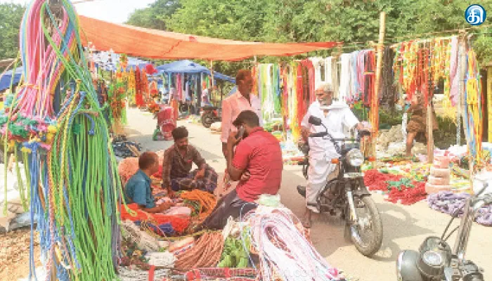 பொங்கல் பண்டிகையை முன்னிட்டு மாடுகளுக்கு தேவையான அலங்காரக்கயிறு, திருகாணி, சலங்கை விற்பனை மும்முரம்