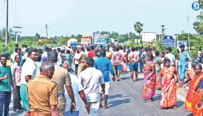 நடுக்கடலில் ஏற்பட்ட மோதலில் கடத்தப்பட்டவர்களை மீட்கக்கோரி பரமன்கேணி குப்பம் மீனவர்கள் சாலை மறியல் போராட்டம்: கல்பாக்கம் அருகே பரபரப்பு