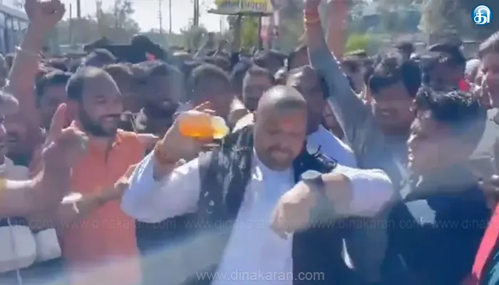 40 ஆண்டுகளுக்கு பின் அகற்றப்பட்ட போபால் விஷ கழிவுகளை கொண்டு வர எதிர்ப்பு தெரிவித்து இருவர் தீக்குளிப்பு
