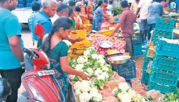 கோவில்பட்டியில் பொங்கல் பொருட்கள் வாங்க மக்கள் கூட்டம் அலைமோதல்