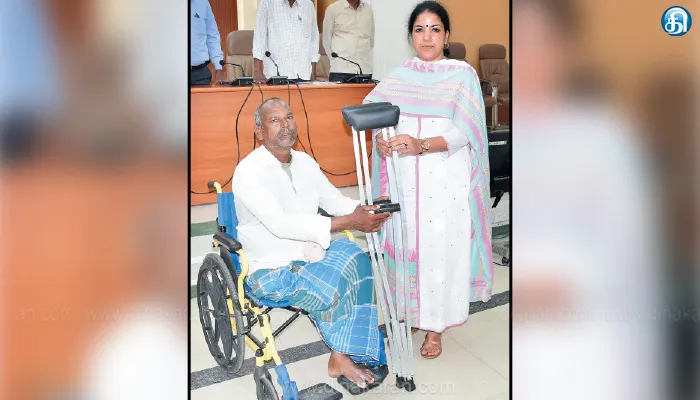 மக்கள் குறைதீர் கூட்டத்தில் மாற்றுத்திறனாளிக்கு ஊன்றுகோல்: காஞ்சி கலெக்டர் வழங்கினார்