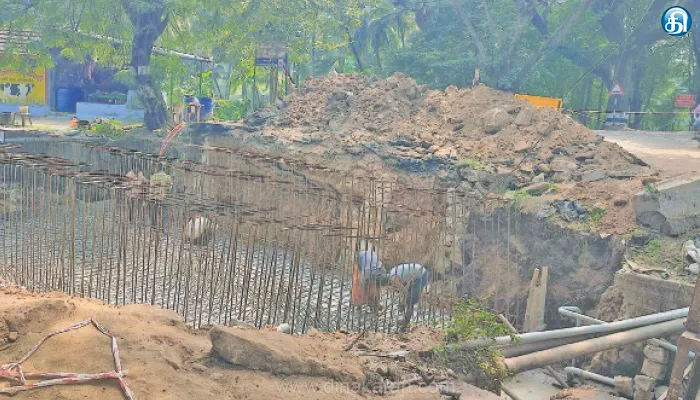 நா.மூ.சுங்கம் அருகே பாலம் அமைக்கும் பணி தீவிரம்: போக்குவரத்து மாற்றம்