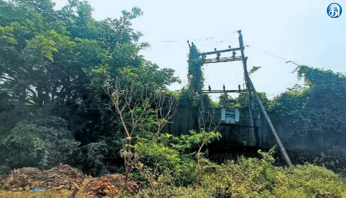 ஆண்டார்குப்பம் – செங்குன்றம் சாலையில் சாய்ந்து கிடக்கும் டிரான்ஸ்பார்மர்: சீரமைக்க பொதுமக்கள் வலியுறுத்தல்
