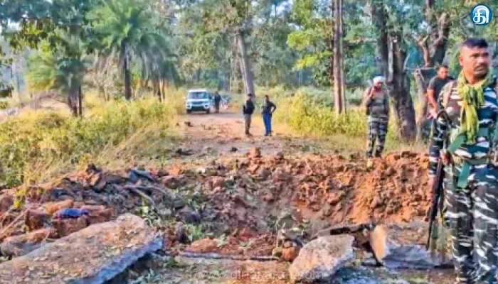 சட்டீஸ்கரில் பயங்கரம் நக்சல் கண்ணி வெடியில் கார் சிக்கி பாதுகாப்பு படை வீரர்கள் 8 பேர் பலி