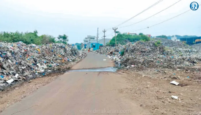 குப்பை கிடங்கு வளாகத்தில் தேக்கமடைந்த குப்பை கழிவுகள்: தொற்று நோய் ஏற்பட வாய்ப்பு