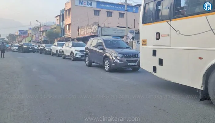 விடுமுறை முடிந்து சொந்த ஊர் திரும்பிய வாகனங்கள்: மேட்டுப்பாளையத்தில் கடும் போக்குவரத்து நெரிசல்