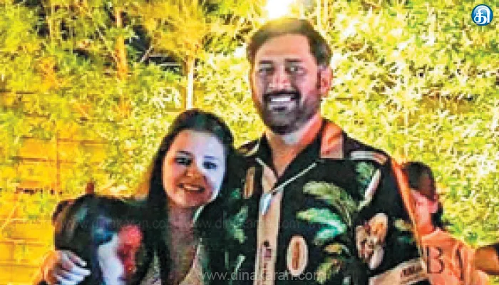 கோவா கடற்கரையில் மனைவி சாக்‌ஷியுடன் தோனி உற்சாக நடனம்