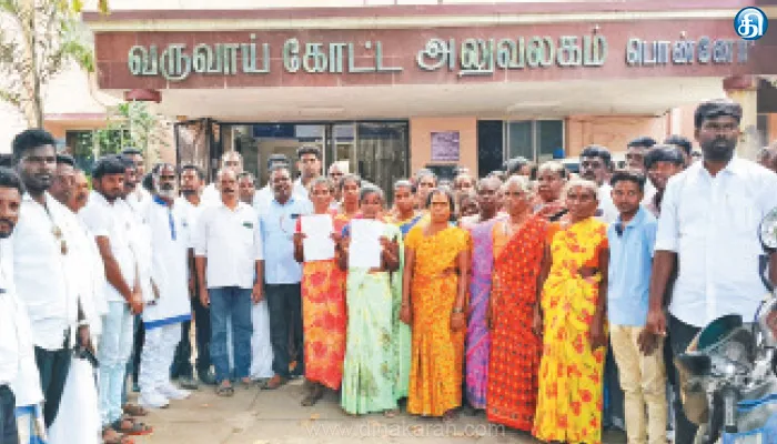 பூங்குளம் ஊராட்சியில் வீட்டுமனை பட்டா, நிலம் வழங்குவதில் முறைகேடு: சப்-கலெக்டரிடம் புகார்