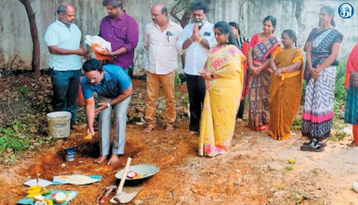 புழல் கதிர்வேடு அரசுப் பள்ளியில் சுற்றுச்சுவர் அமைக்கும் பணிக்கு அடிக்கல்