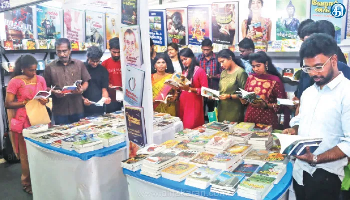 விடுமுறை தினத்தையொட்டி புத்தகக் காட்சியில் அலைமோதிய வாசகர்கள், பொதுமக்கள் கூட்டம்