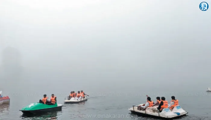 குளு குளு கொடைக்கானலில் எதிரே இருப்பது யார் என்றே தெரியாத அளவு பனிமூட்டம்