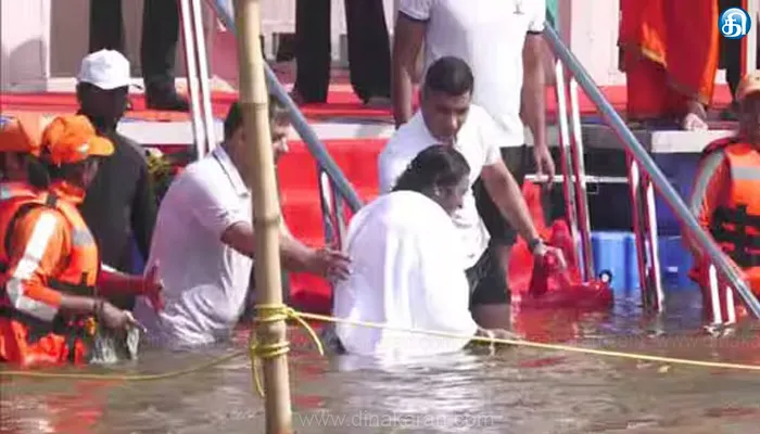 உத்தர பிரதேச மகா கும்பமேளாவில் திரிவேணி சங்கமத்தில் குடியரசு தலைவர் திரவுபதி முர்மு புனித நீராடினார்!!