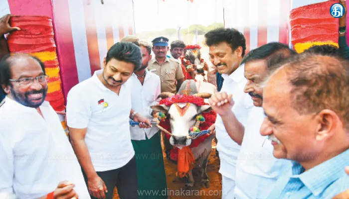 திருச்சி சூரியூரில் ₹3 கோடியில் ஜல்லிக்கட்டு மைதானம் அமைக்க துணை முதல்வர் உதயநிதி அடிக்கல்: 150 காளைகளுடன் உற்சாக வரவேற்பு