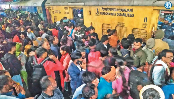 டெல்லி ரயில் நிலையத்தில் கூட்ட நெரிசலில் சிக்கி மகாகும்பமேளா பக்தர்கள் 18 பேர் பலி: பிளாட்பாரம் எண்ணை மாற்றி மாற்றி அறிவித்ததால் தள்ளுமுள்ளு ஏற்பட்டு பரிதாபம்