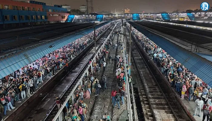 கூட்ட நெரிசல், தாக்குதலுக்கு காரணம் என்ன?.. ரயில்வே துறையின் நிர்வாக சீர்கேடுகளே உயிரிழப்புகளுக்கு காரணம்: பயணிகள் குற்றச்சாட்டு!!