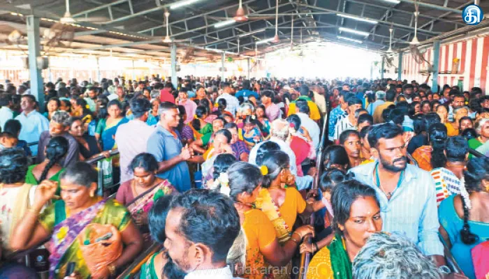 சிறுவாபுரி முருகன் கோயிலில் பக்தர்கள் 2 மணி நேரம் காத்திருந்து தரிசனம்