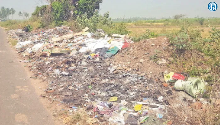 ஊராட்சிக்கோட்டை அருகே குப்பைகளை தீ வைத்து எரிப்பதால் விளை நிலங்கள் பாதிப்பு: விவசாயிகள் புகார்