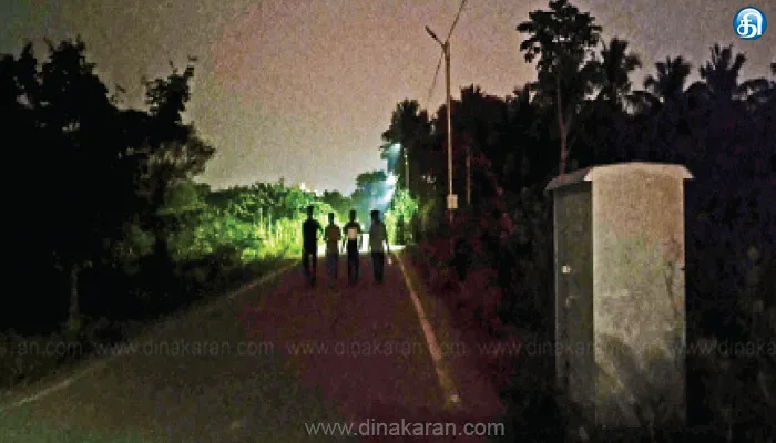 இருளில் மூழ்கிக் கிடக்கும் தேனி ரயில்வே நிலைய சாலை: பயணிகள், பொதுமக்கள் அவதி