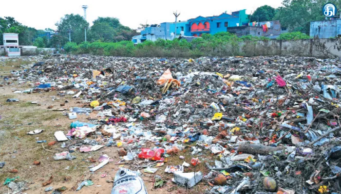 விழுப்புரம் நகராட்சி மைதானத்தில் குப்பைகள் கொட்டி தீ வைத்து எரிக்கப்படுவதால் குடியிருப்பு வாசிகள் கடும் அவதி