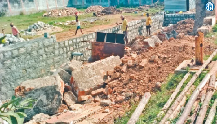 கடந்த மழையின்போது இடிந்து விழுந்த திருமூலநாதர் கோயிலின் சுற்றுச்சுவர் சீரமைப்பு