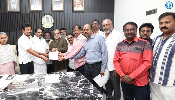 பையனூரில் 99 ஆண்டு குத்தகை அடிப்படையில் திரைப்பட கலைஞர்களுக்கு அடுக்குமாடி குடியிருப்புகள் கட்ட 90 ஏக்கர் நிலம்: துணை முதல்வர் உதயநிதி ஸ்டாலின் அரசாணை வழங்கினார்