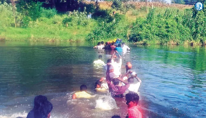 கழுத்தளவு தண்ணீரில் பிரேதத்தை சுமந்து செல்லும் மக்கள் மயானத்திற்கு செல்ல புதிய பாலம் அமைத்து தர வேண்டும்