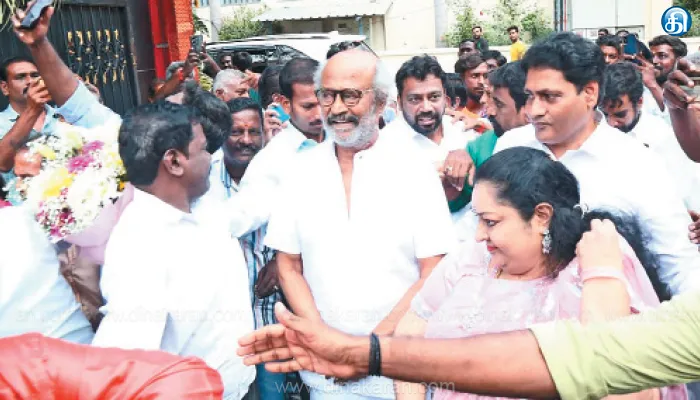 ஜெயலலிதா பிறந்தநாள் போயஸ் கார்டன் இல்லத்தில் ரஜினிகாந்த் மரியாதை