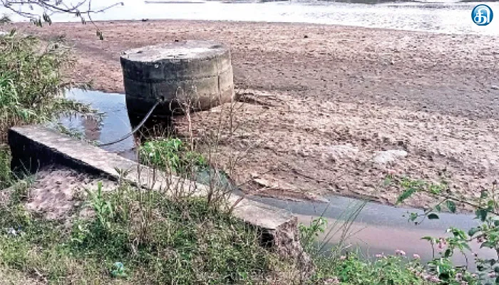 மயிலாடும்பாறை அருகே இடிந்து விழுந்த தடுப்புச்சுவரை சீரமைக்க பொதுமக்கள் கோரிக்கை