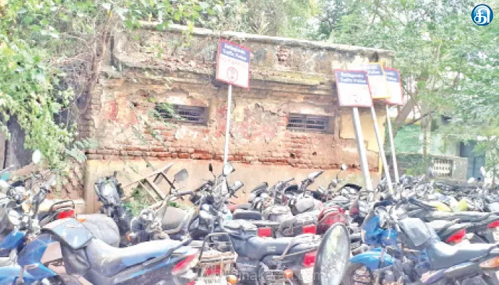 வத்தலக்குண்டுவில் இடியும் நிலையில் உள்ள பழைய காவல் நிலைய கட்டிடம்