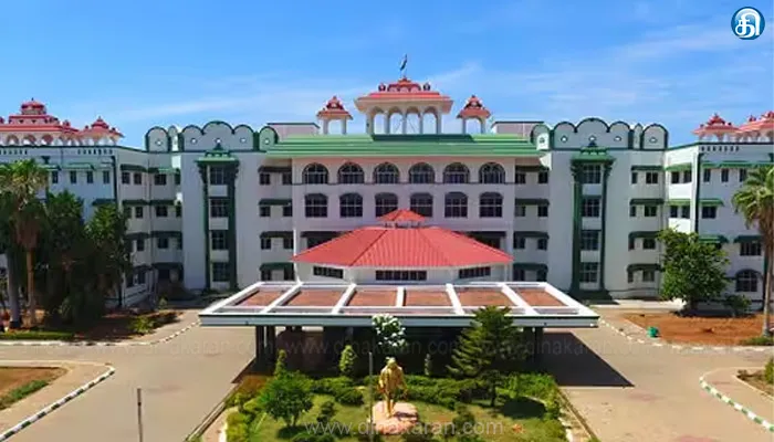 கோயிலில் சட்டவிரோதமாக அமைக்கப்பட்ட வேலிகளை அகற்றக் கோரிய வழக்கில் பதில்மனு தாக்கல் செய்ய ஐகோர்ட் கிளை உத்தரவு