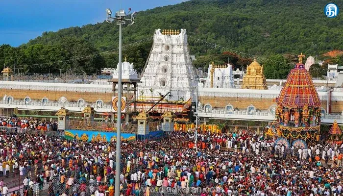 திருப்பதி ஏழுமலையான் கோயில் பக்தர்களுக்கு ரூ.10 கோடிக்கு போலி தரிசன டிக்கெட் விற்று சூதாடிய வாலிபர்: போலீஸ் விசாரணையில் பரபரப்பு தகவல்