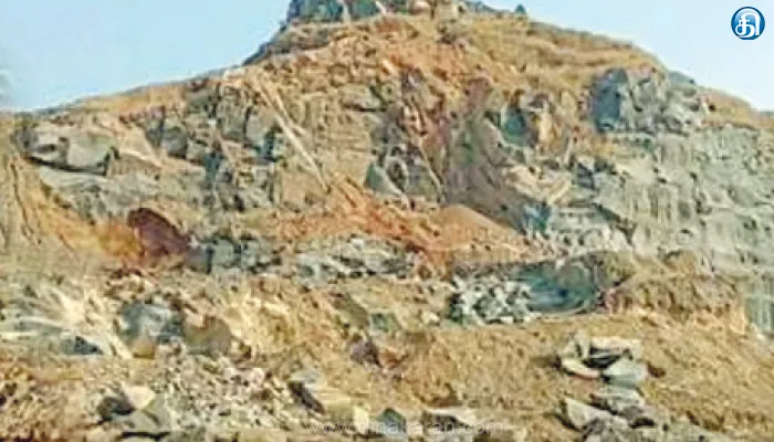 சேந்தமங்கலம் அருகே அனுமதியின்றி கைவரிசை; குத்தகை முடிந்த பிறகும் குவாரியில் கனிம வளங்கள் வெட்டி கடத்தல்