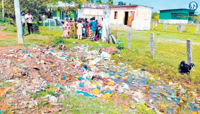முத்துப்பேட்டையில் பள்ளி எதிரே வடிகாலில் தேங்கிக்கிடக்கும் கழிவுநீர், குப்பை தொற்றுநோய் பரவும் அபாயம்