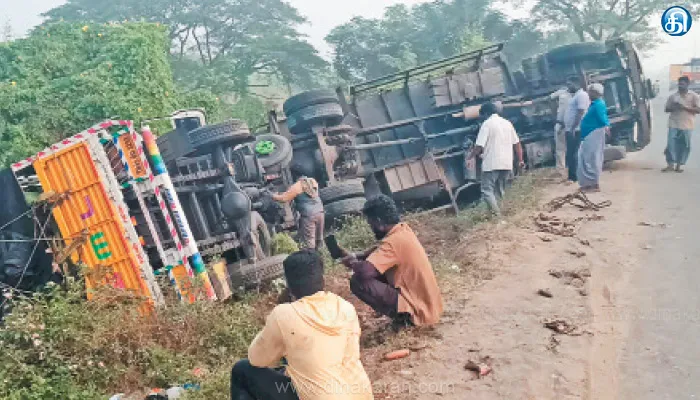 செங்கல்பட்டு அருகே சாலையில் கவிழ்ந்த லாரிகள்