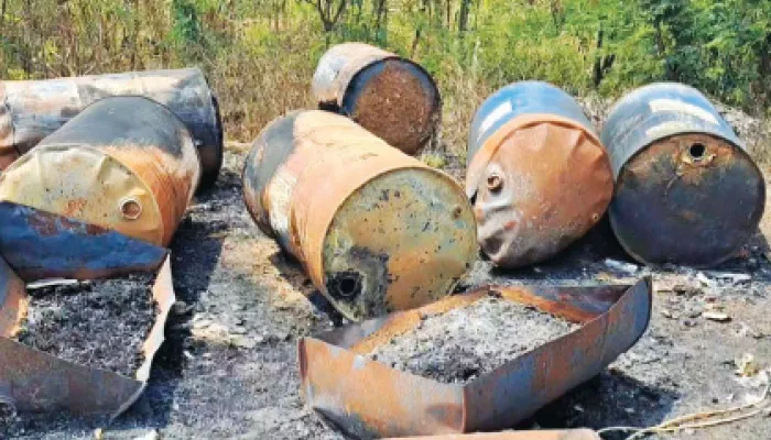 இரவு நேரத்தில் எரிப்பதால் புகை மூட்டம்; விளை நிலத்தில் கொட்டப்படும் தெலங்கானா ரசாயன கழிவுகள்: தாசில்தார் நேரில் ஆய்வு