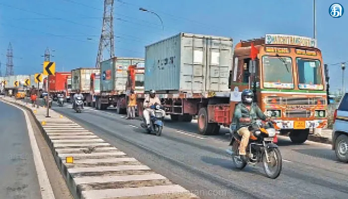 எண்ணூர் விரைவு சாலையில் வெடி பொருட்களுடன் நிறுத்தப்பட்ட 30 கன்டெய்னர் லாரிகளால் பரபரப்பு: போலீசார் குவிப்பு