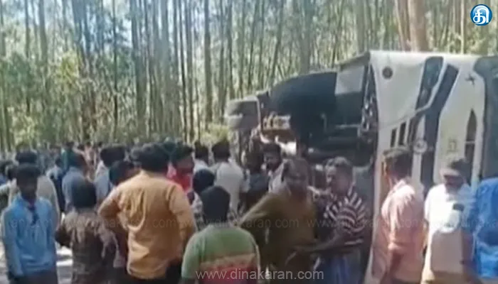 மூணாறு அருகே சுற்றுலா வேன் கவிழ்ந்த விபத்தில் கல்லூரி மாணவிகள் 2 பேர் உயிரிழப்பு