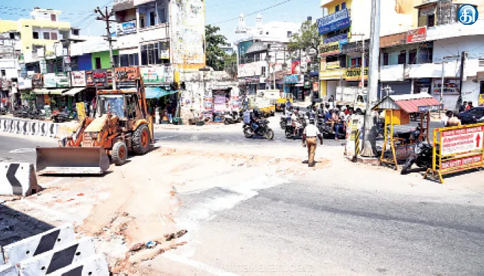 மாதிரி ரவுண்டானா அமைக்க செட்டிக்குளம் சந்திப்பில் சென்டர் மீடியன்கள் அகற்றம்: உயர் கோபுர மின் விளக்கையும் அகற்ற திட்டம்