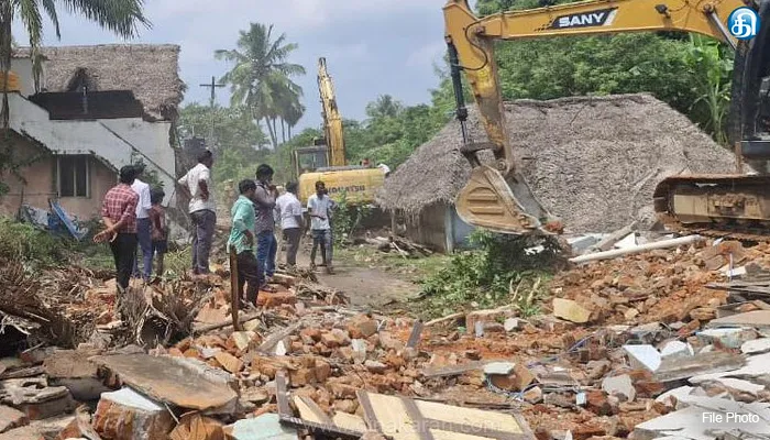தாம்பரம் அருகே அரசு நிலத்தில் கட்டப்பட்ட ஊராட்சி மன்ற தலைவரின் வீடு உள்பட 11 கட்டிடங்கள் அகற்றம்