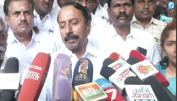அழைப்பிதழ், பேனர்களில் எம்.ஜி.ஆர்., ஜெயலலிதா படங்கள் இடம்பெறாததால் விழாவுக்கு செல்லவில்லை: முன்னாள் அமைச்சர் செங்கோட்டையன்